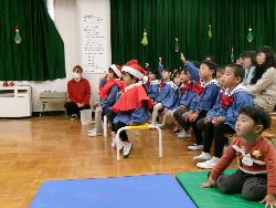 サンタさんを見る子ども達