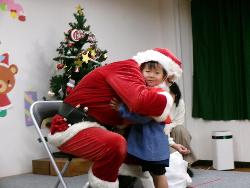 プレゼントを受け取る子ども達