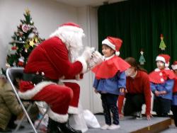 プレゼントを受け取る子ども達