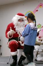 プレゼントを受け取る子ども達