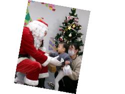 プレゼントを受け取る子ども達