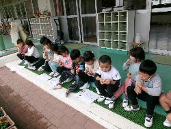 ご褒美のお芋を食べる様子