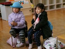 ご褒美のお芋を食べる様子