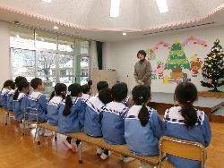 園長の話を聞く様子