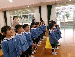 園歌を歌う様子