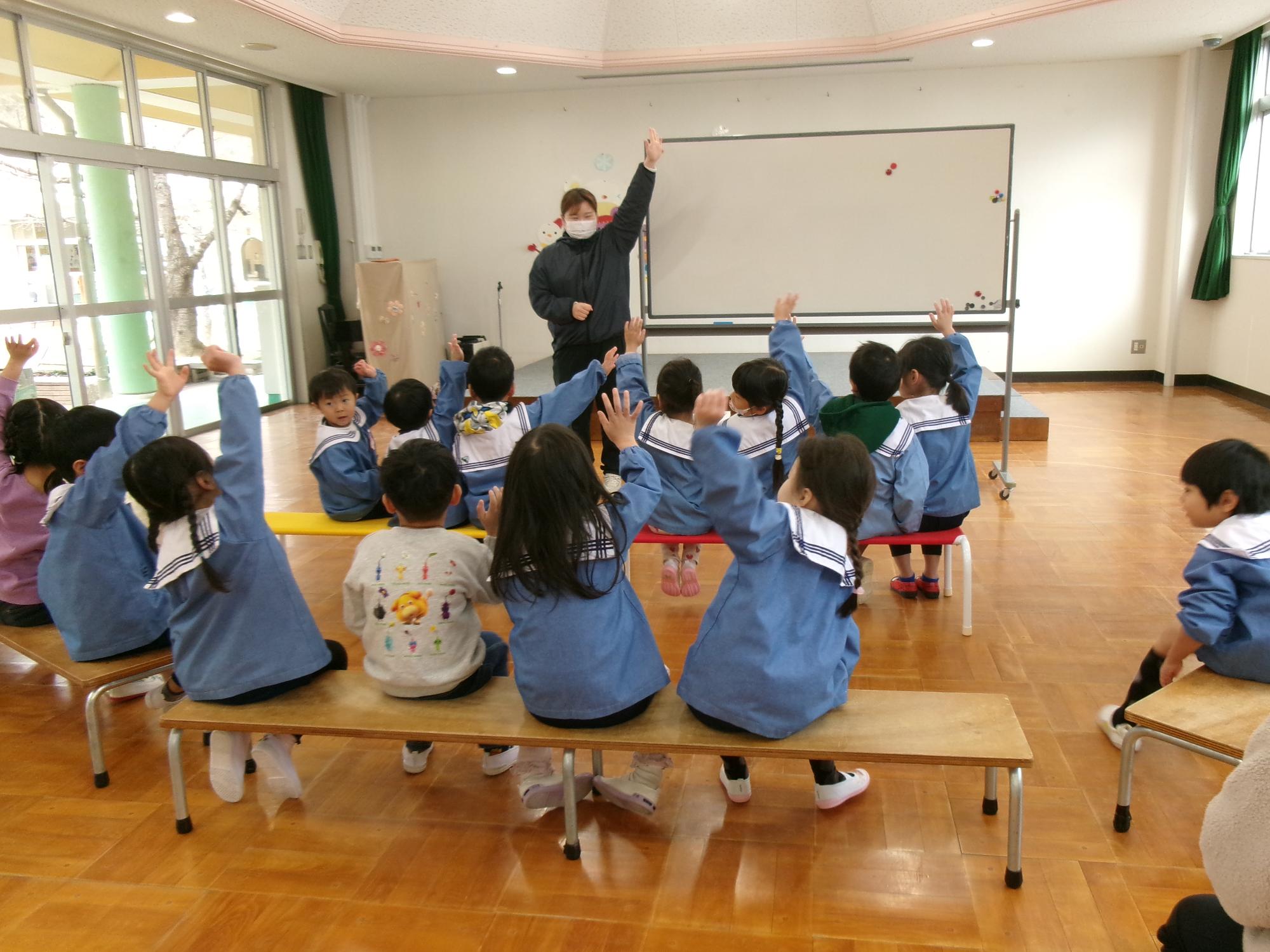 早寝早起き朝ごはんの話を聞く様子