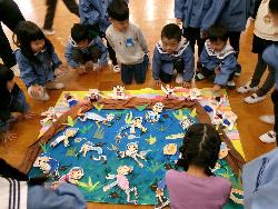 合同作品を見る様子