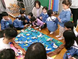 合同作品を見る様子