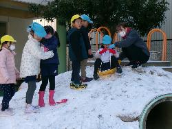 そり遊びをする様子