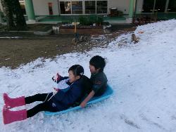 そり遊びをする様子