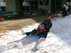 そり遊びをする様子