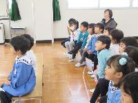 早寝早起き朝ごはん　寸劇を見る子ども達