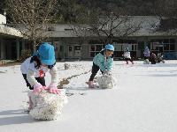 雪玉を転がす様子