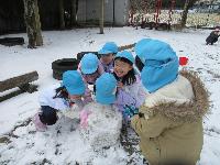 雪玉を転がす様子２