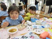 お餅を食べる様子