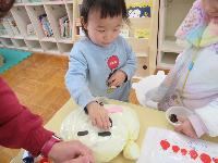 おもちゃを作る様子