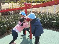 公園で遊ぶ様子