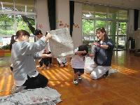 新聞紙遊び３