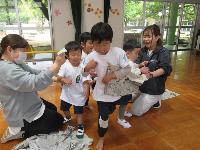 新聞紙遊び４