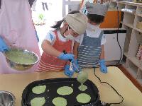 よもぎのパンケーキを焼く様子