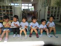 玉ねぎを食べる様子