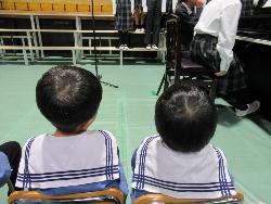 合唱を観賞する様子