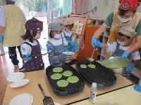 パンケーキを焼く姿