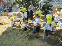 砂場で遊ぶ3歳児