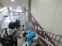 電車に乗る様子