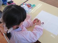 芋をむく様子