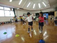 片手でボールをもつ様子