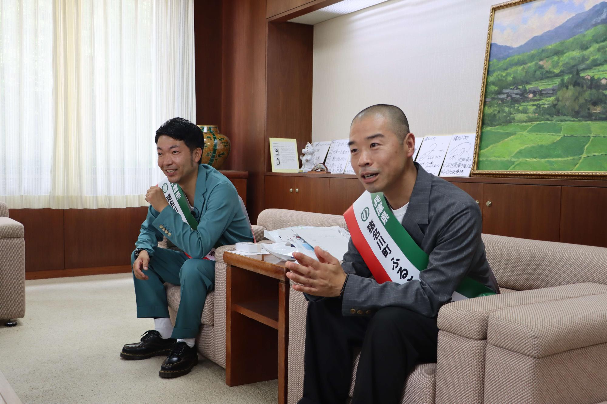 アキナ写真　お話中