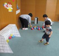 サッカーをしている様子です。