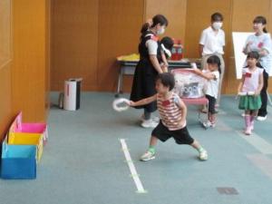 輪投げをして遊んでいる様子です。