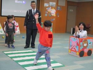 自分で安全確認をして、横断歩道を手をあげて渡っている様子です。