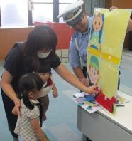親子でお話をしてチャイルドシートをする絵を貼る様子です。
