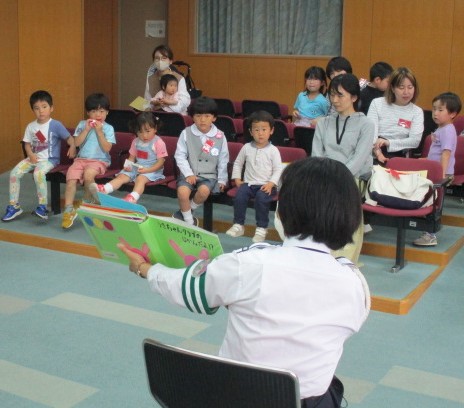 絵本の読み聞かせをしている様子です。