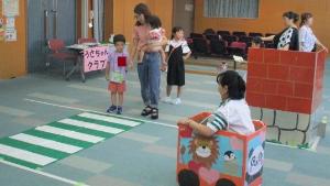 親子で「まがりかど」の安全確認をして渡る練習をする様子です。