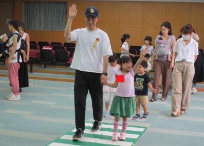 繰り返し安全確認の練習をする様子です。