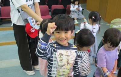 反射材をもらって嬉しそうに見せてくれる子どもの様子です。