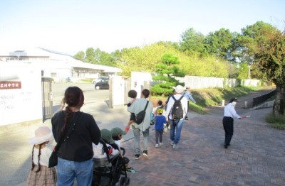 中学校の校門の前でも止まって安全確認をして進みます。