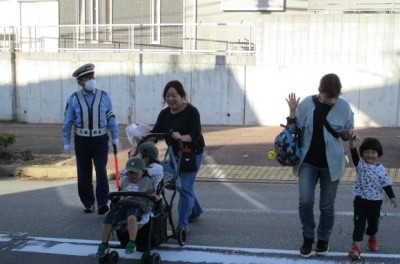 横断練習を渡る練習をしている様子です。