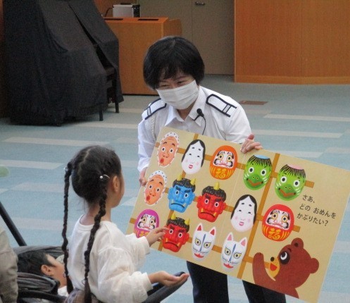 絵本を見ている様子です。